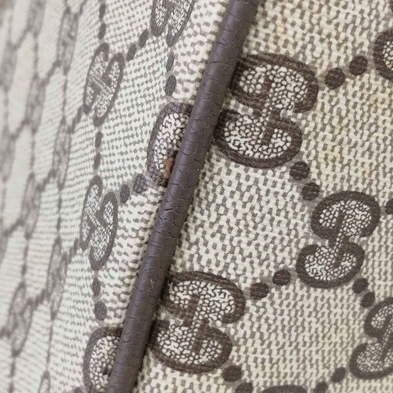 ヒビ割れがあります