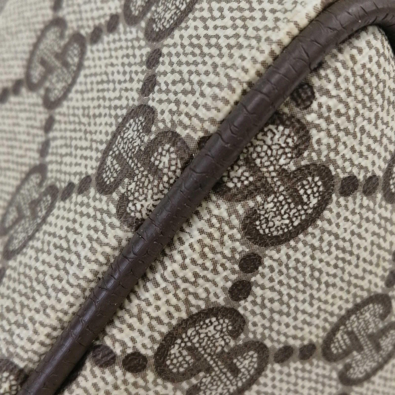 ヒビ割れがあります