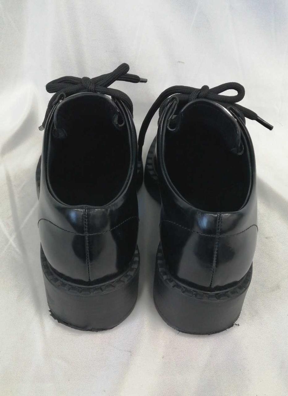 少しかかとのすり減りがあります。