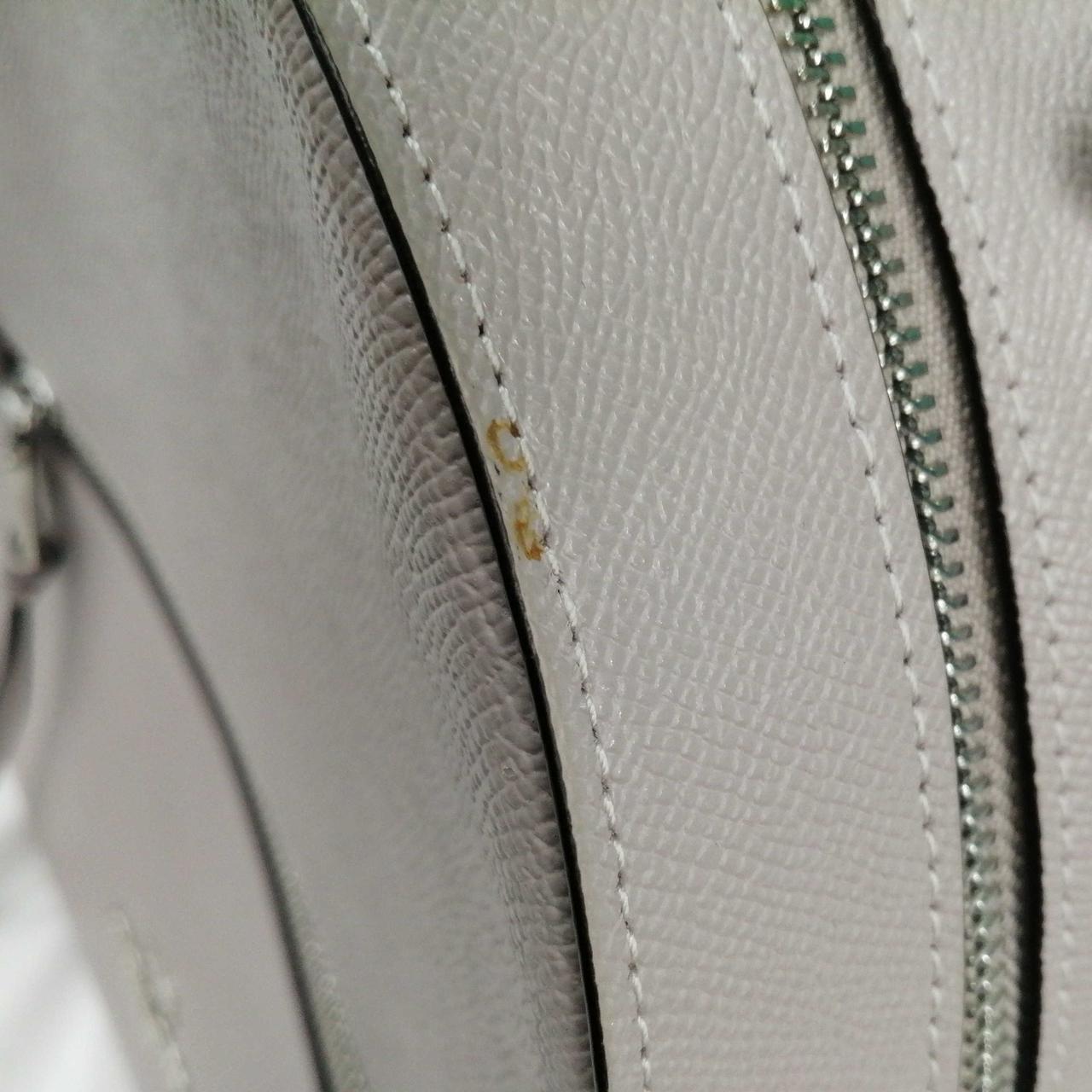 正面から見て右上に汚れあり