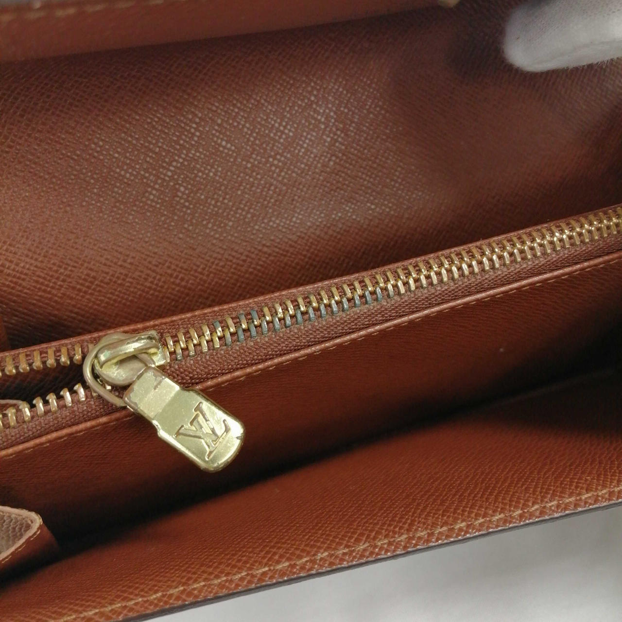 ファスナーに剥がれ、変色部分あります