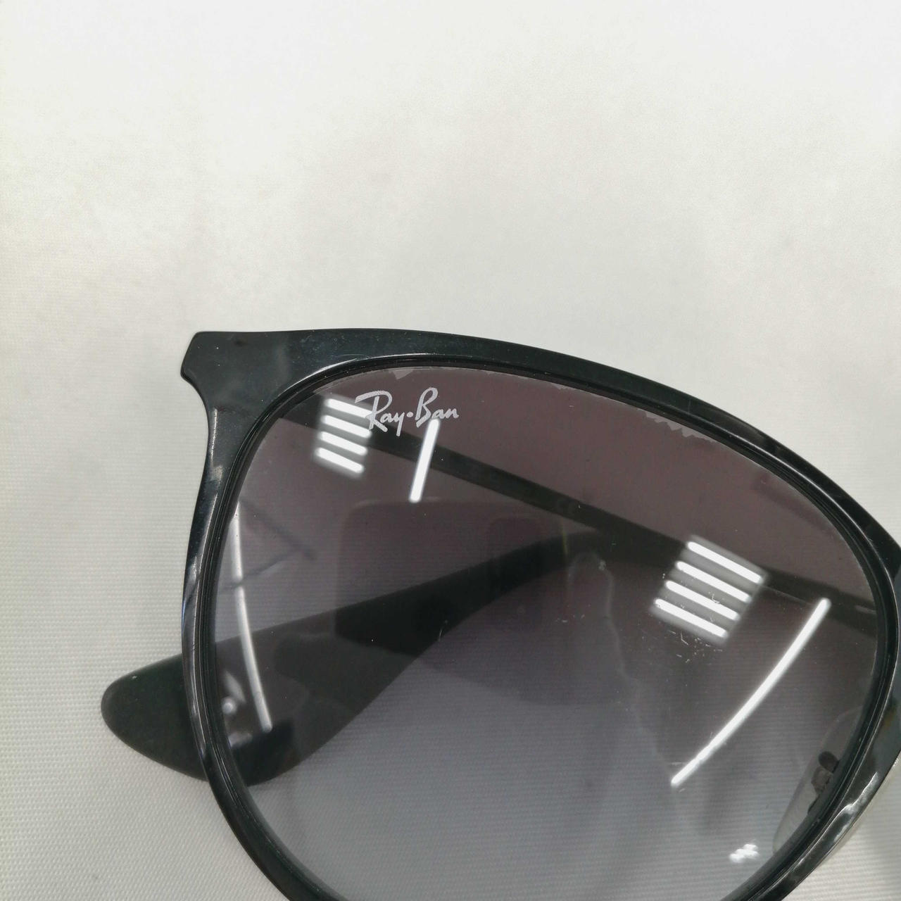 レンズ上部少し剥がれがあります。