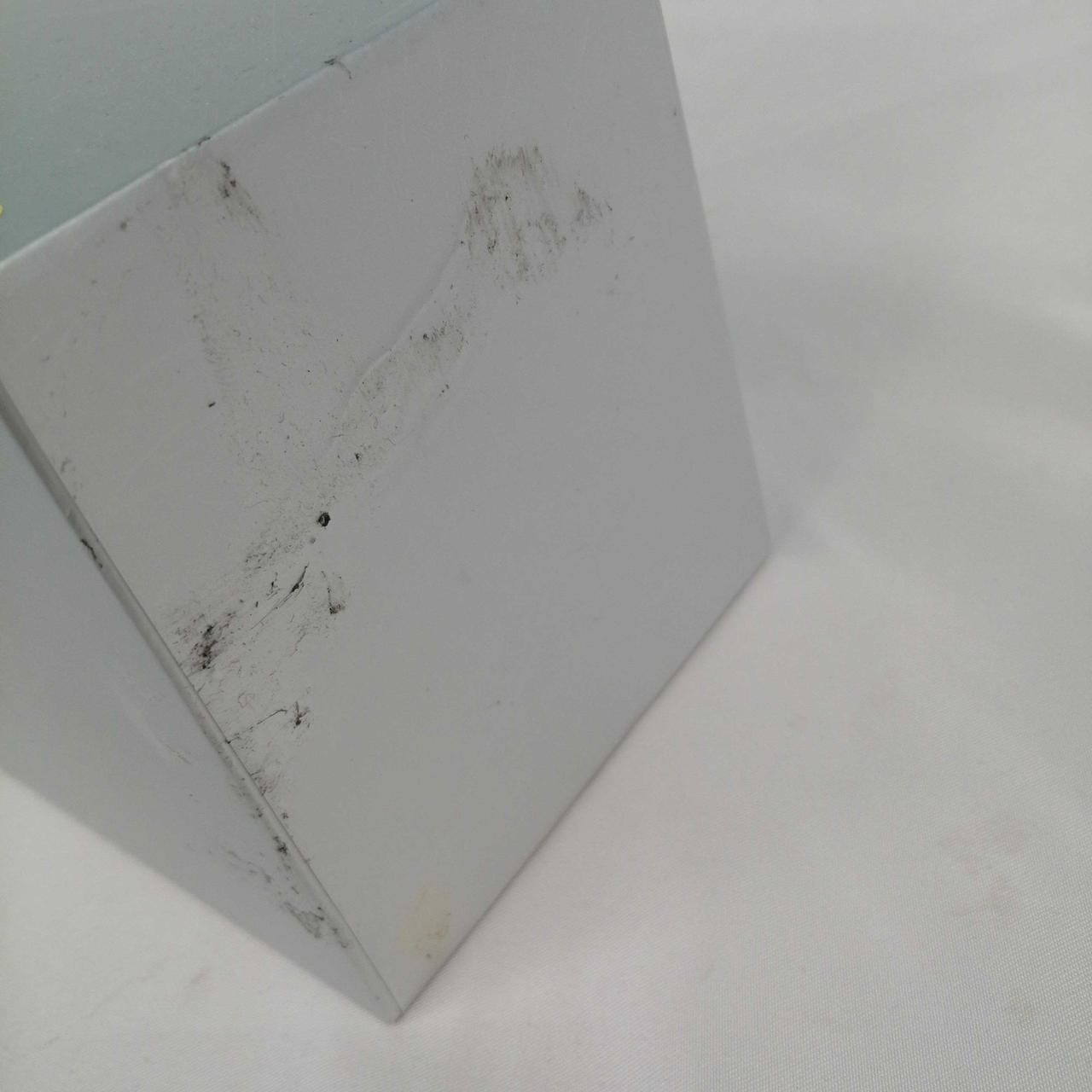箱側面に汚れあります。