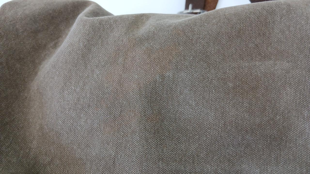 背面シミあり