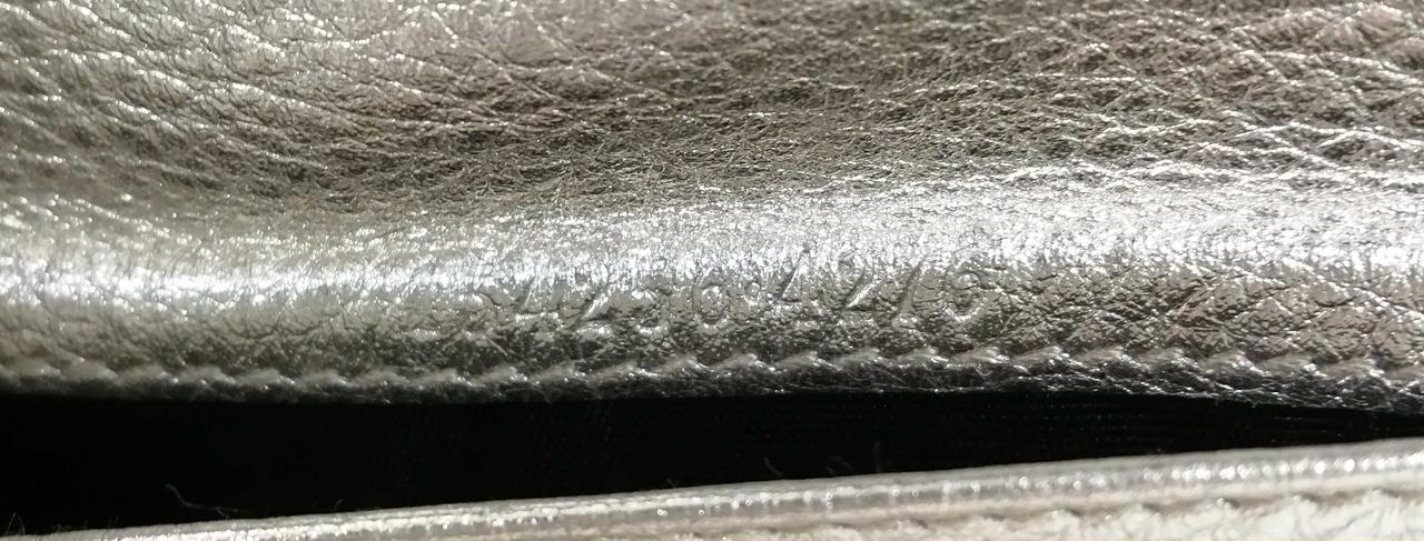 わかりにくいですが型番とシリアル記載箇所