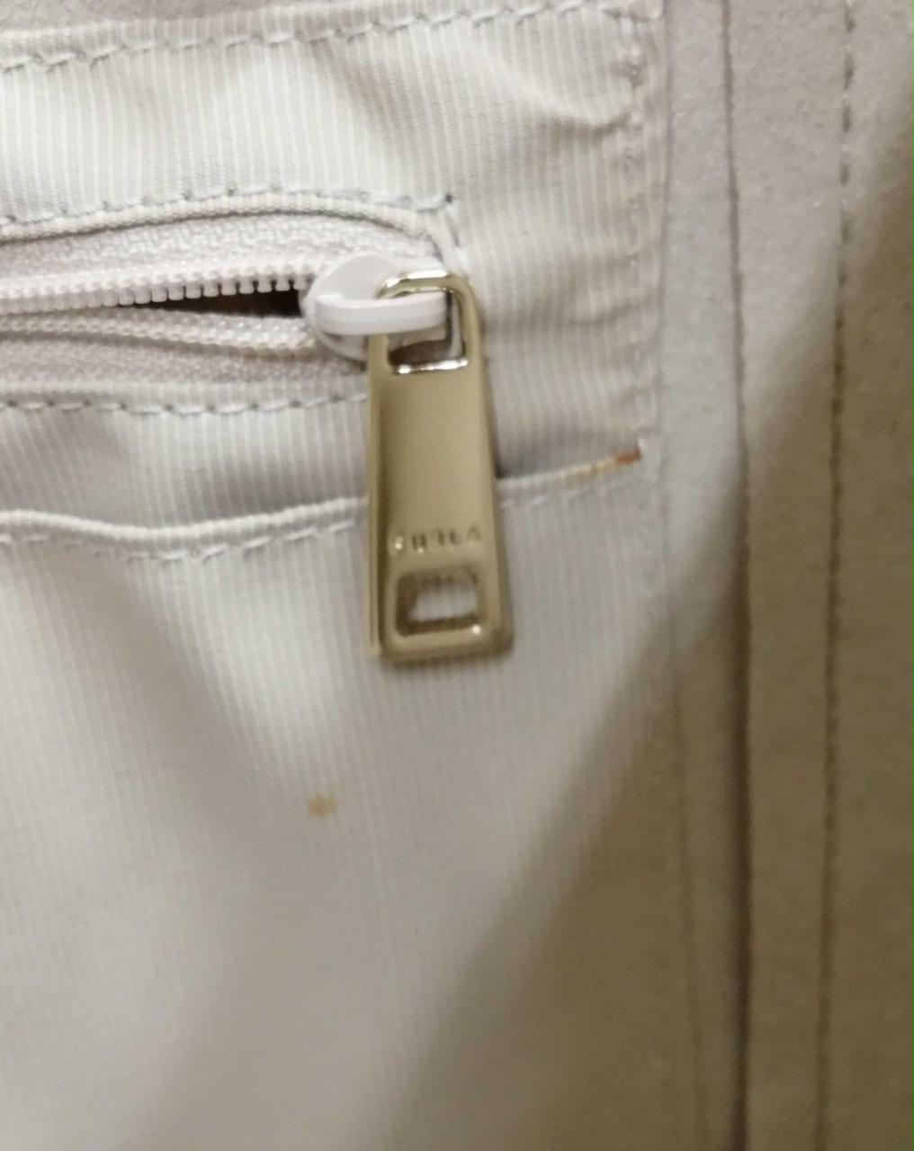 内側に小さいシミ汚れあります