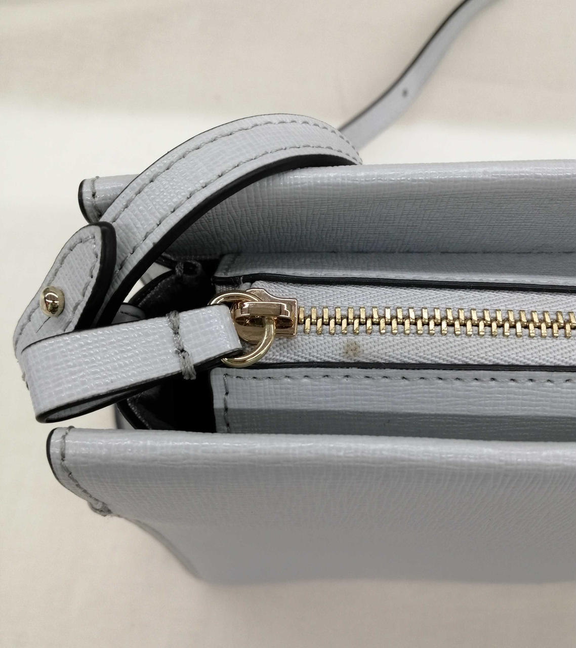 ファスナー部分小さいシミ汚れあります。