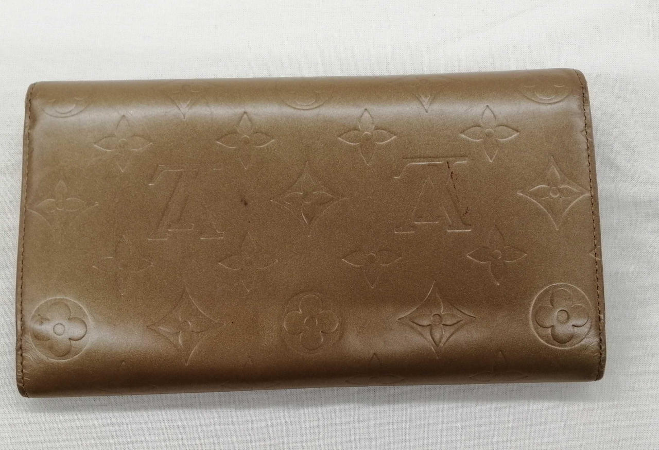 背面に赤と黒の汚れがあります