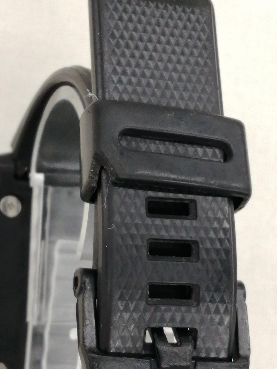 バンド留め具欠けてます