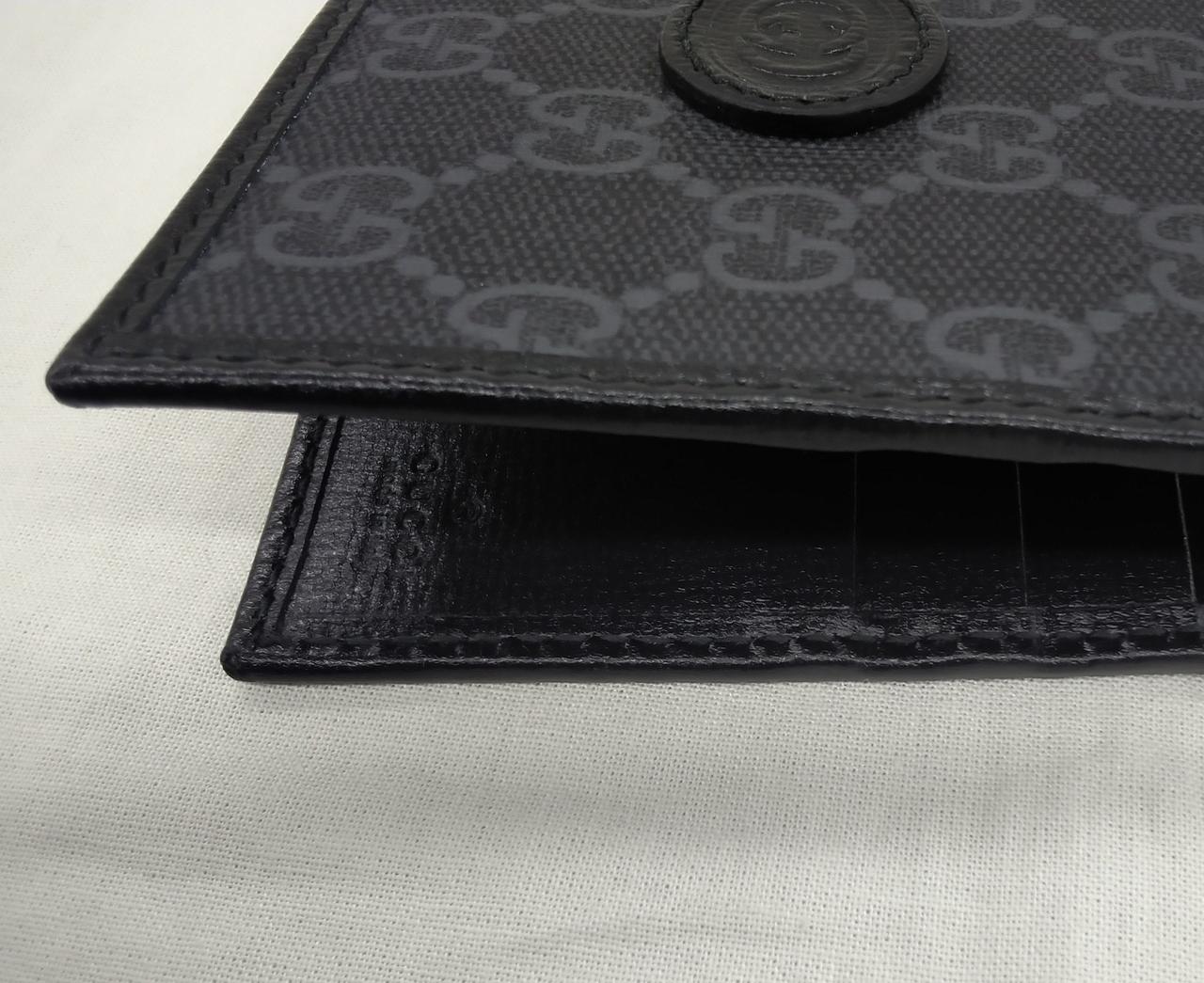 角に目立つキズなし