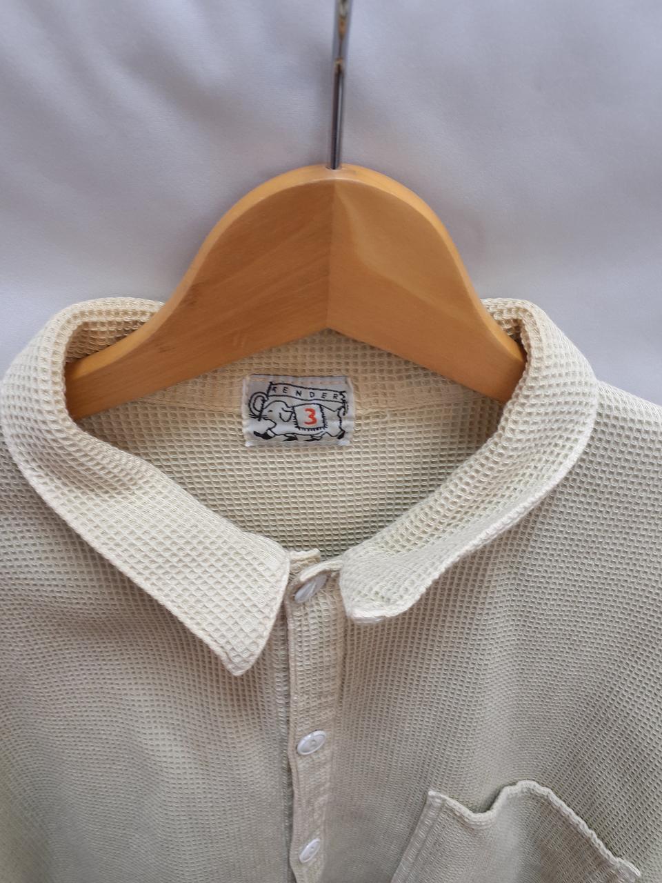 首もと黄ばみあり。