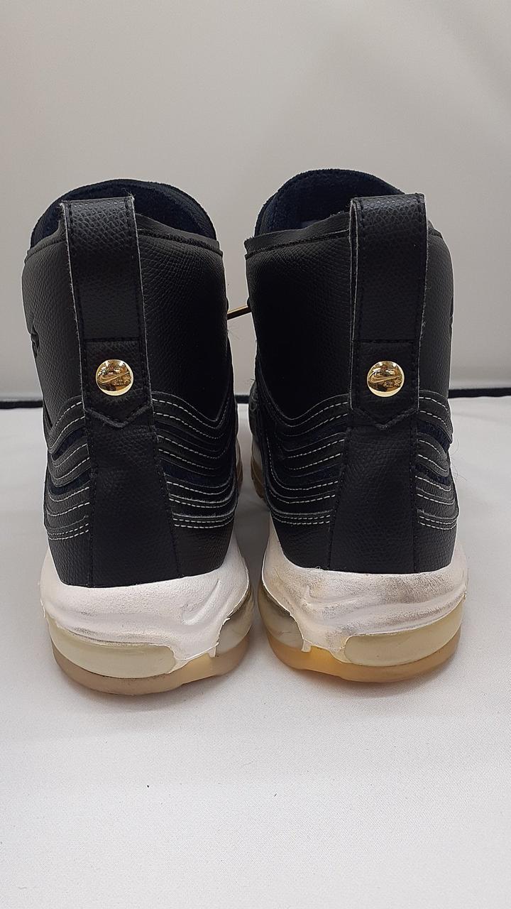 右足のかかとに使用感あり