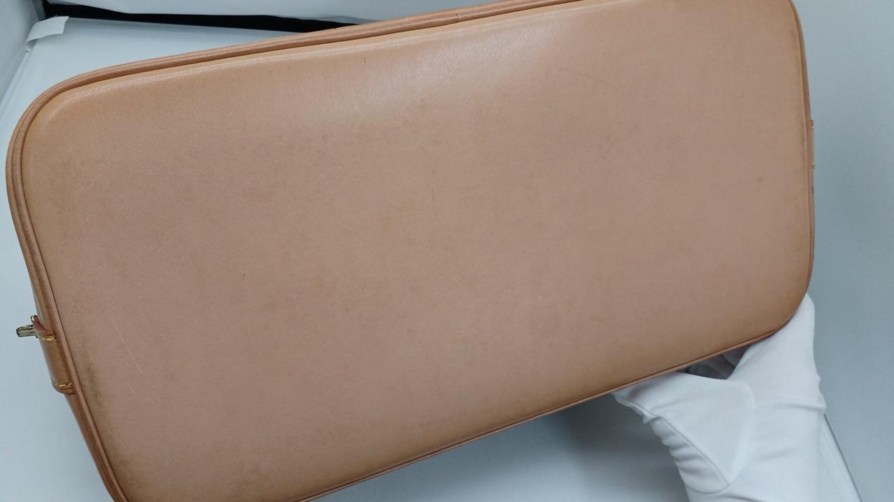 細かなスクラッチ跡あり。