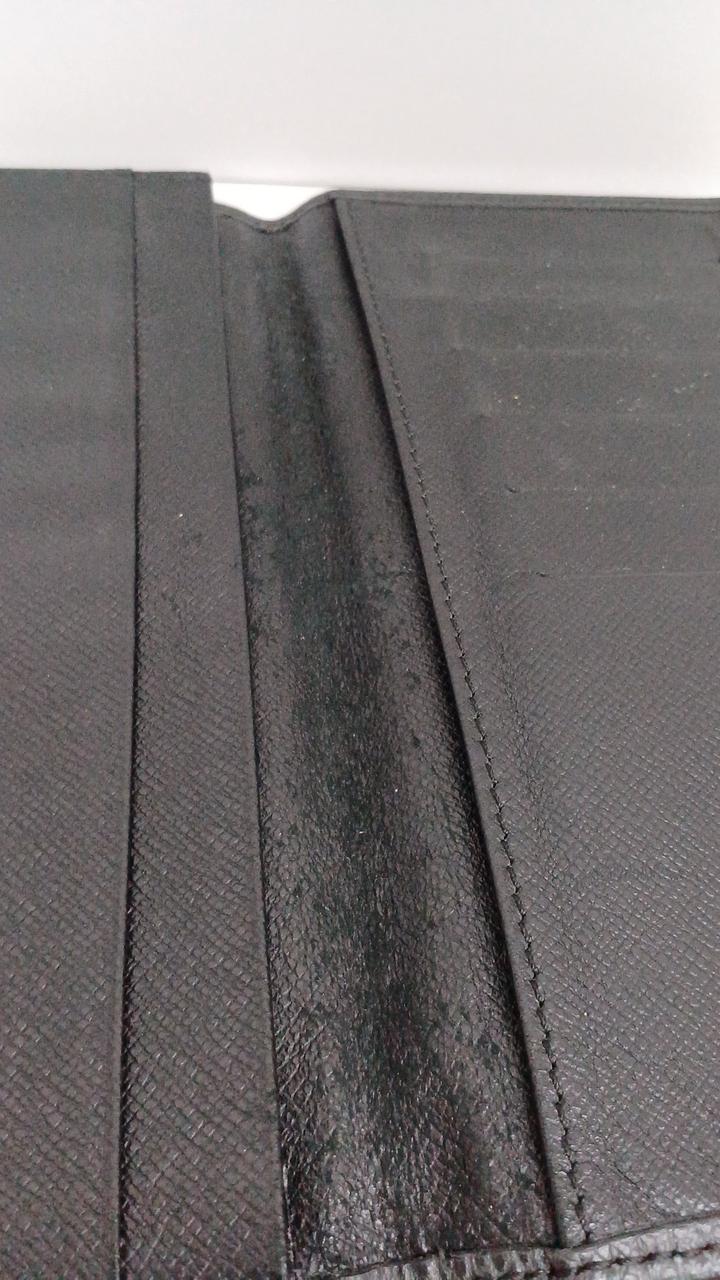 折り目部分に剥がれあり。