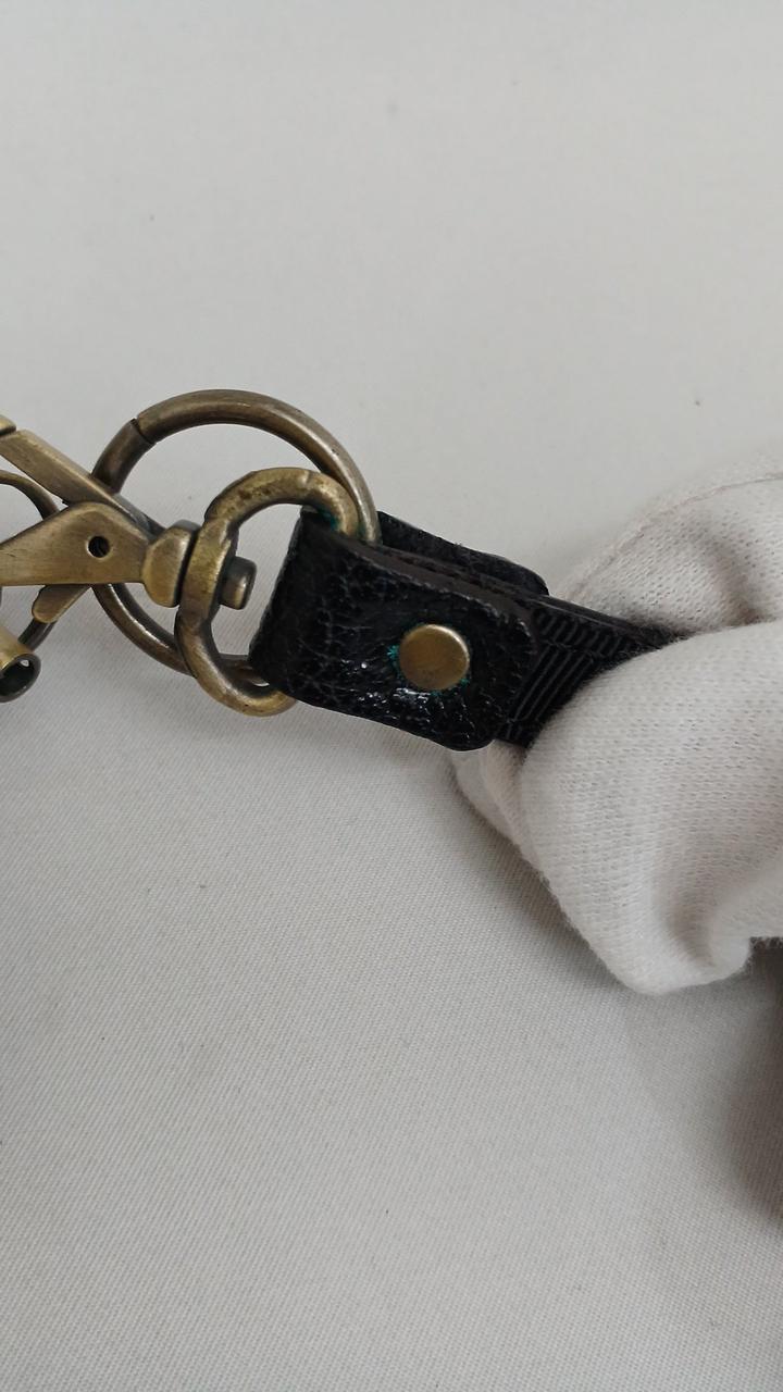 留め具に青い錆び跡あり