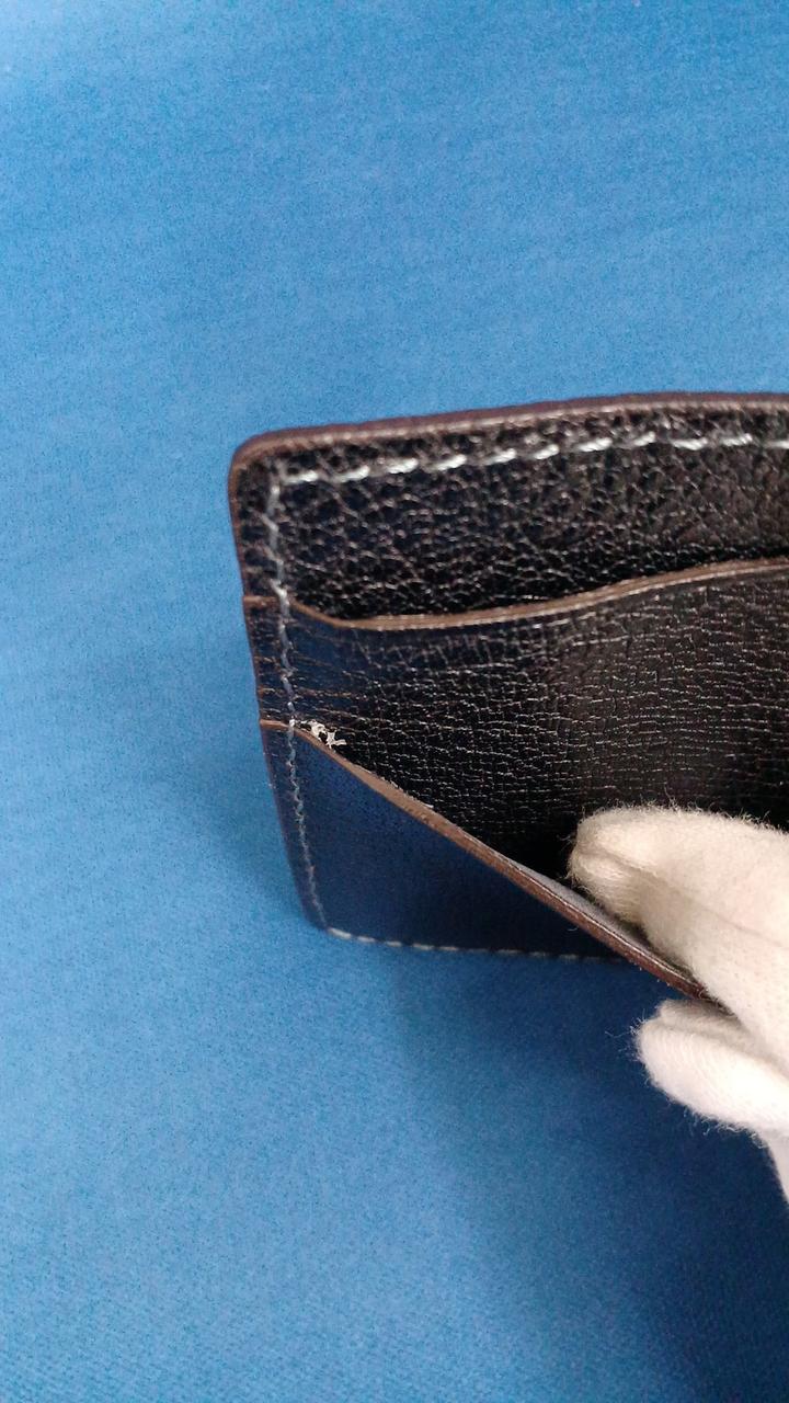 内側に少し革の剥がれあり