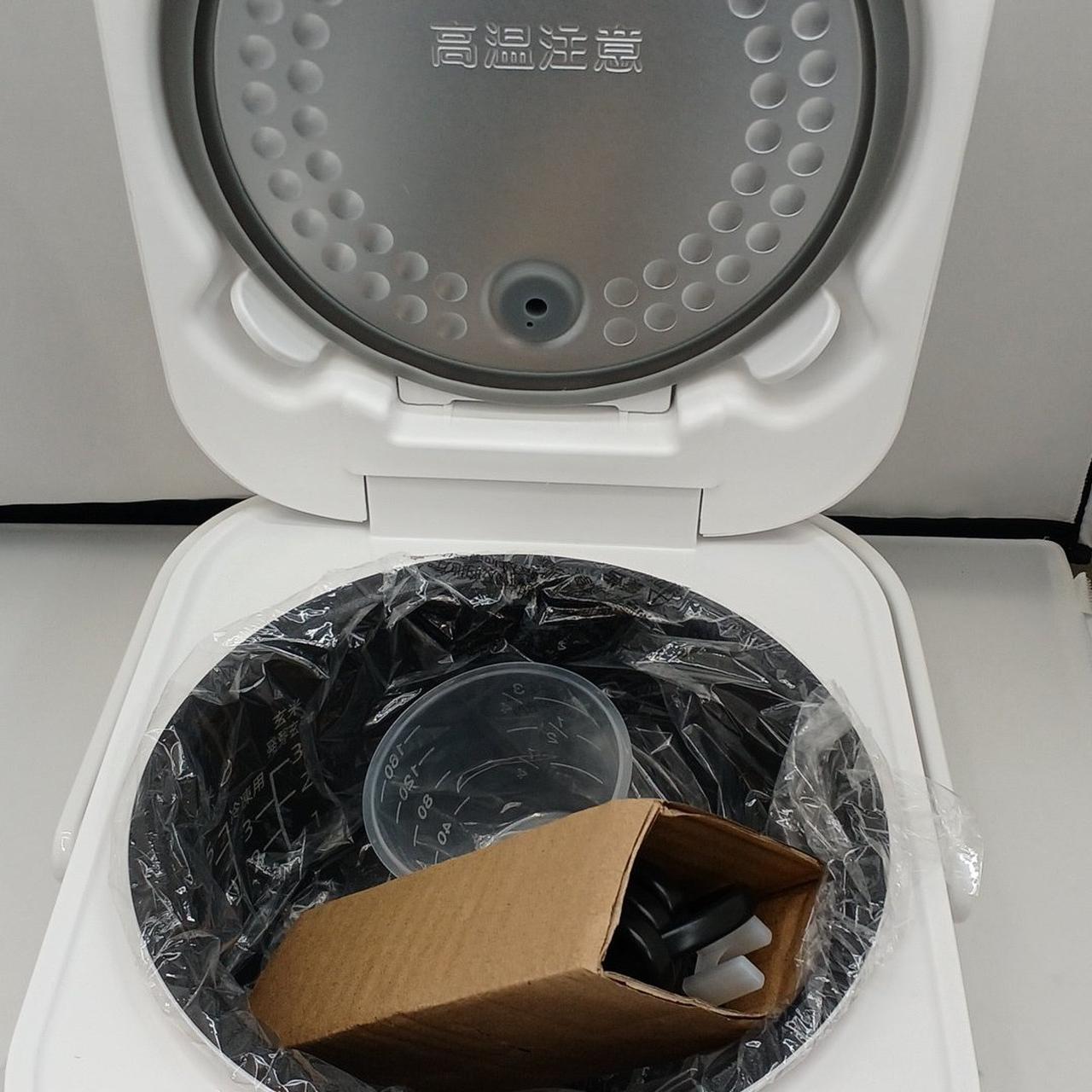 計量カップとコンセントが入っています