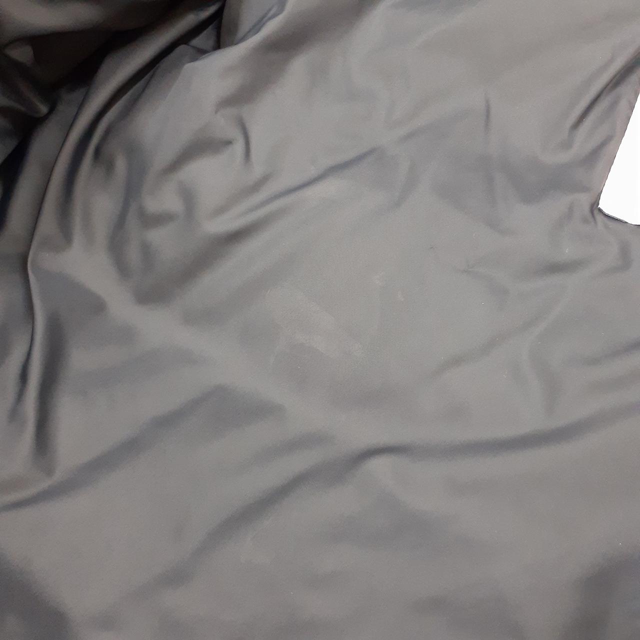 内側ロゴの左下あたりに白く汚れあります