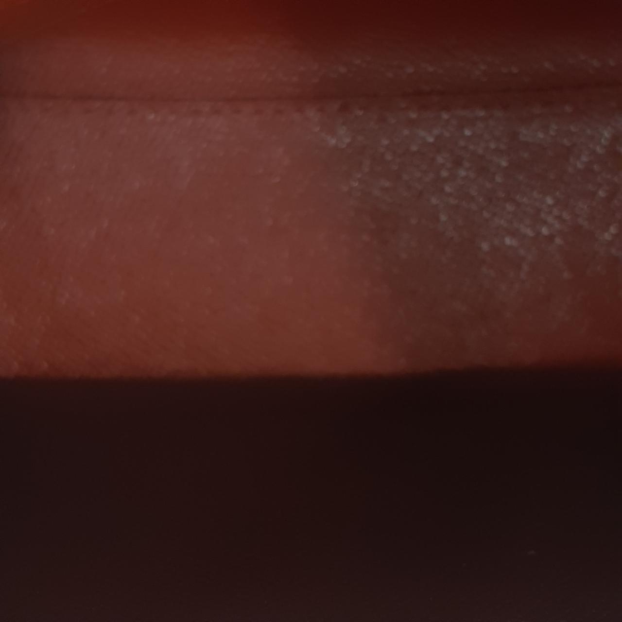 汚れではなく光が反射しています