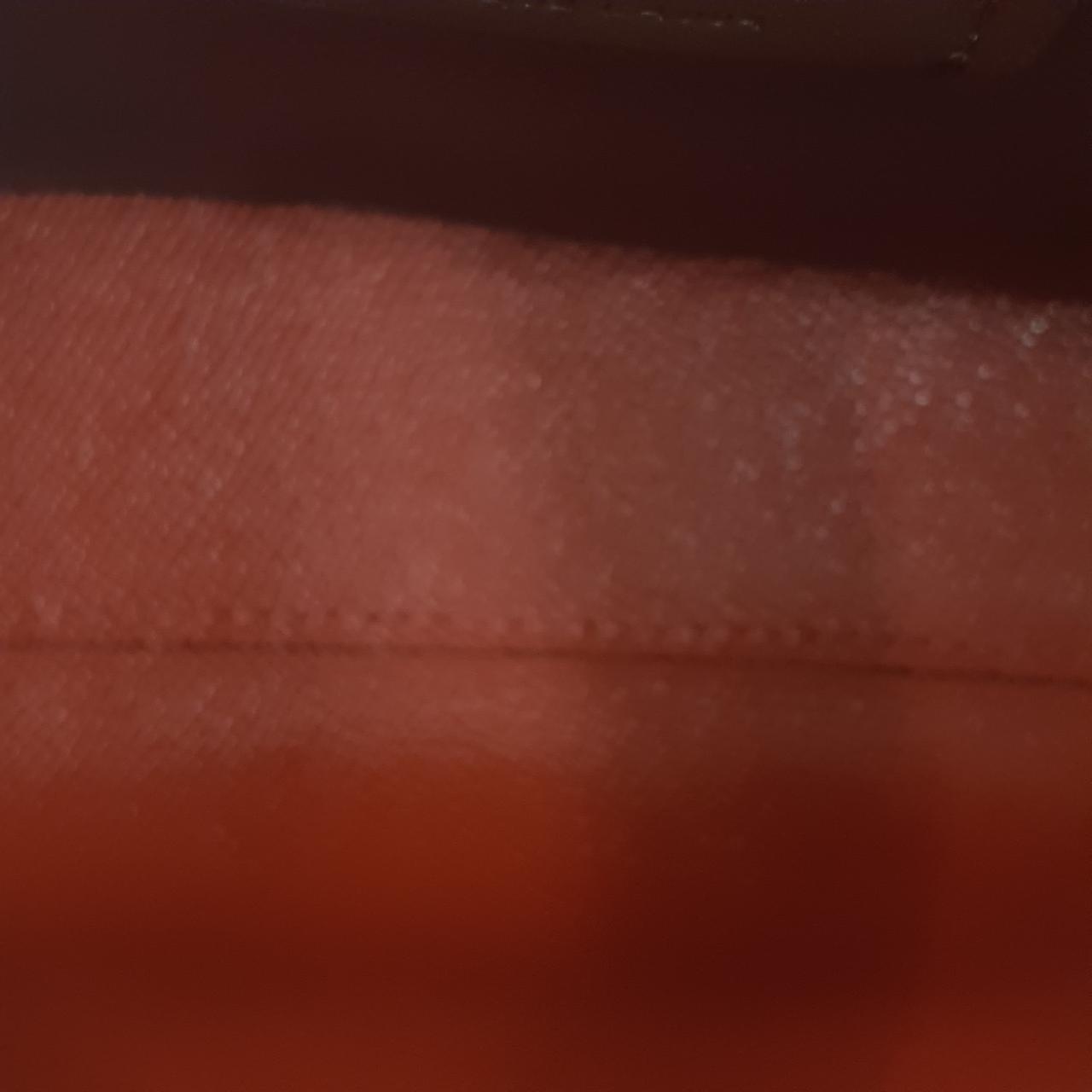 汚れではなく光が反射しています