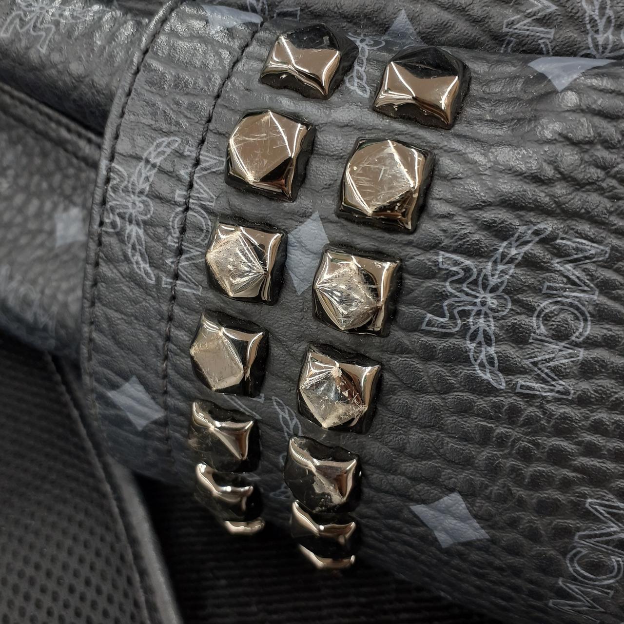 スタッズにキズあり