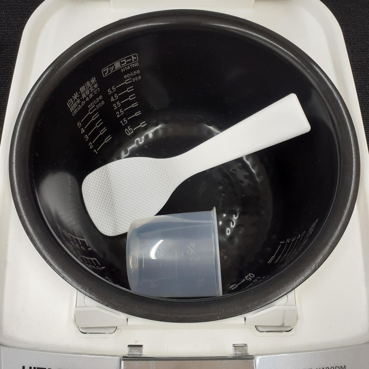 しゃもじ、計量カップついてます。