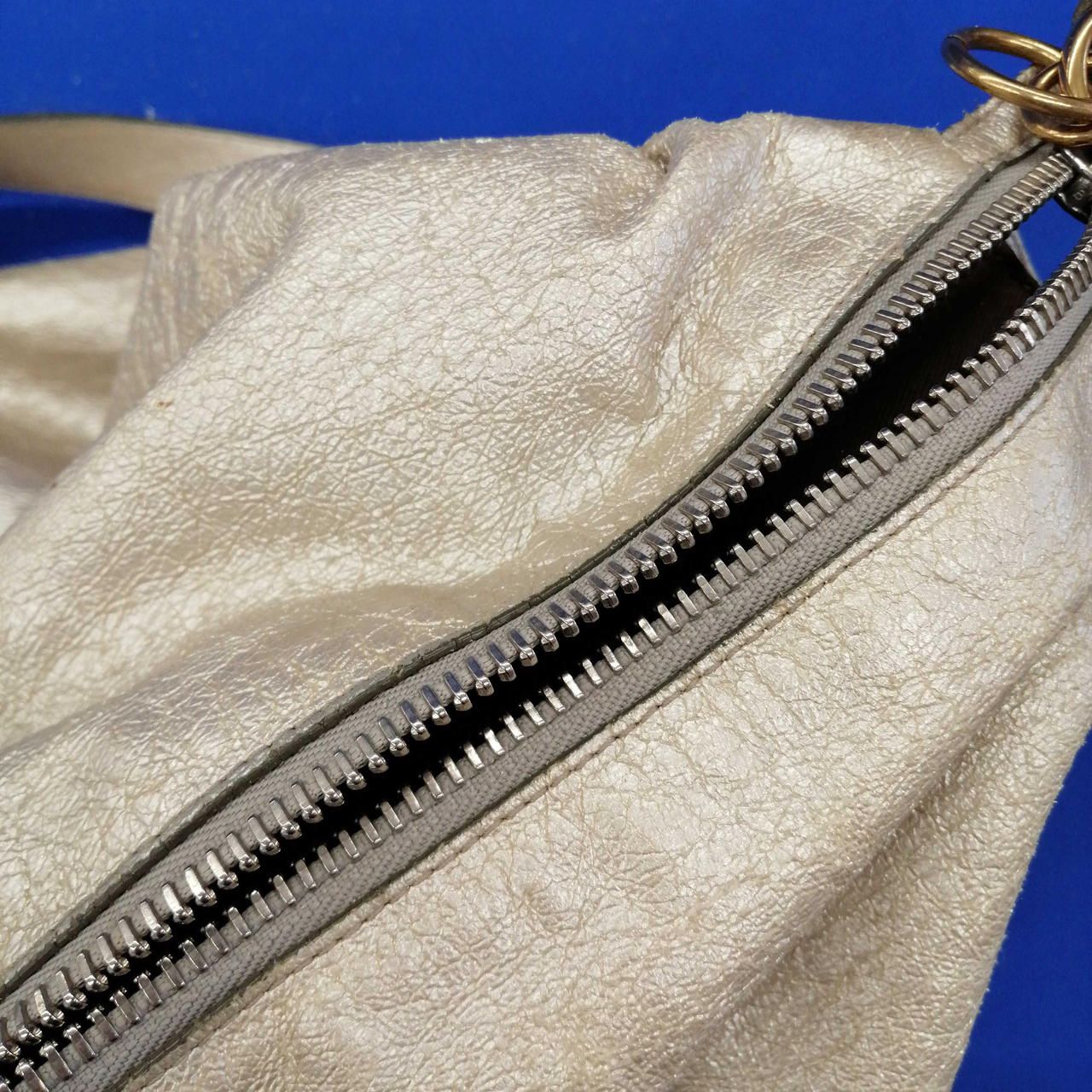 上側ファスナー固いです