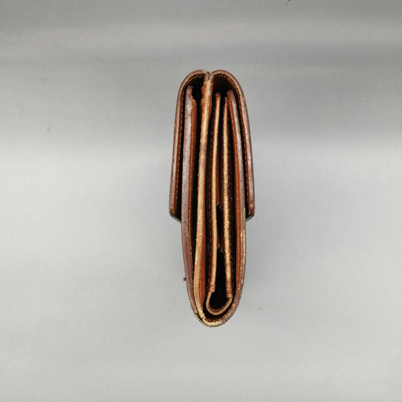 擦れや汚れがあります。