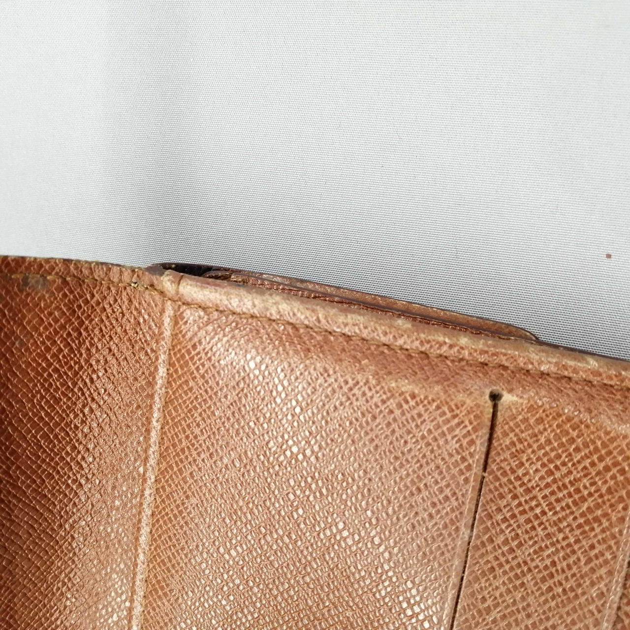 擦れや汚れがあります。