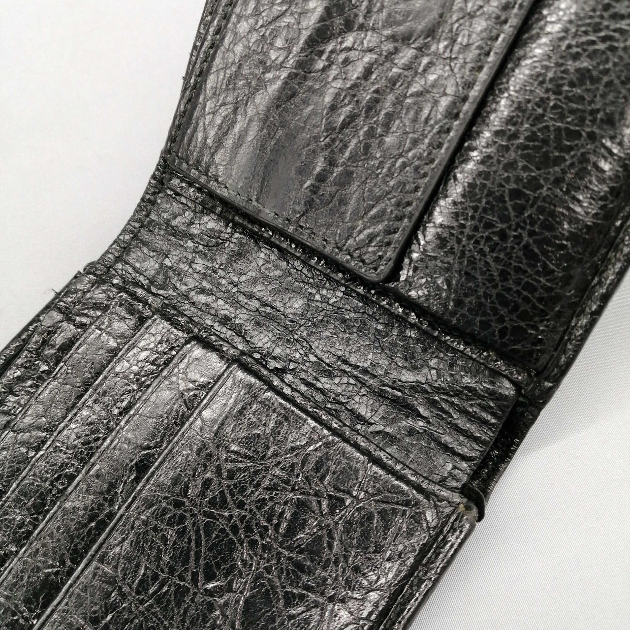 経年劣化で素材が剥がれそうです。