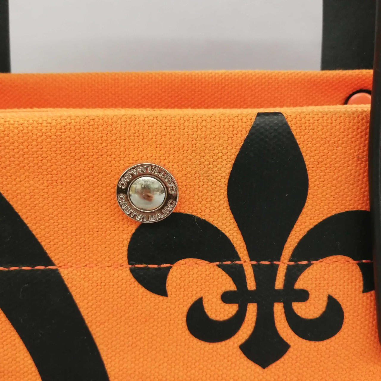 ボタンの横に汚れがあります。