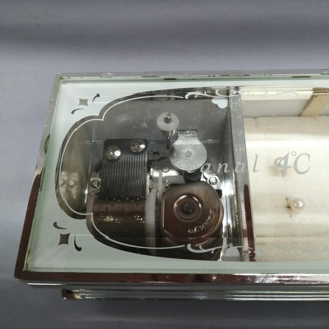 ジュエリーボックスに汚れがあります。