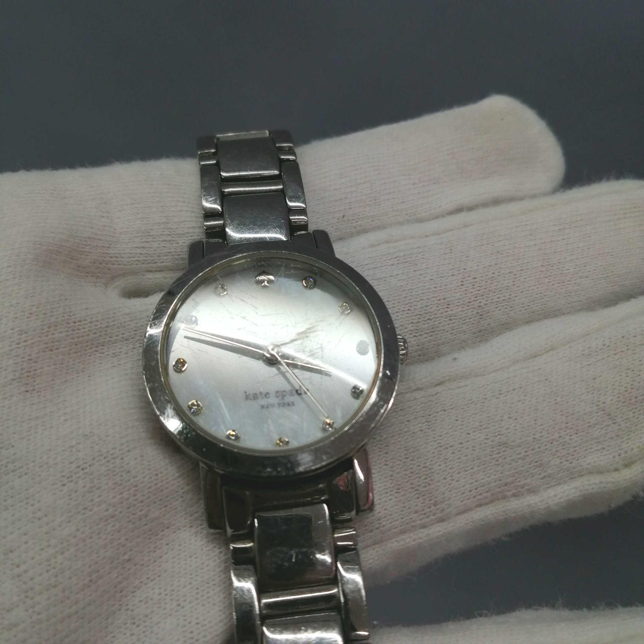 ガラス面にキズがあります。