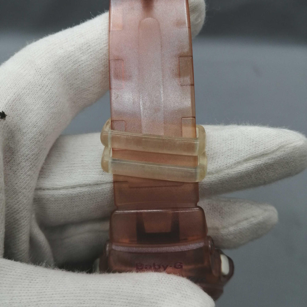 留め具が少し変色しています。