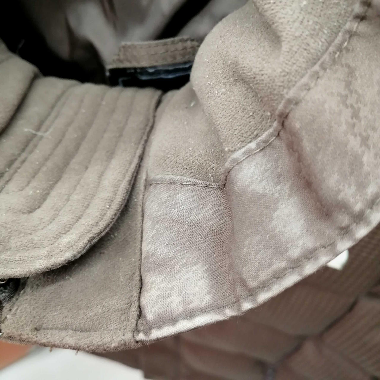 シミ汚れがあります。