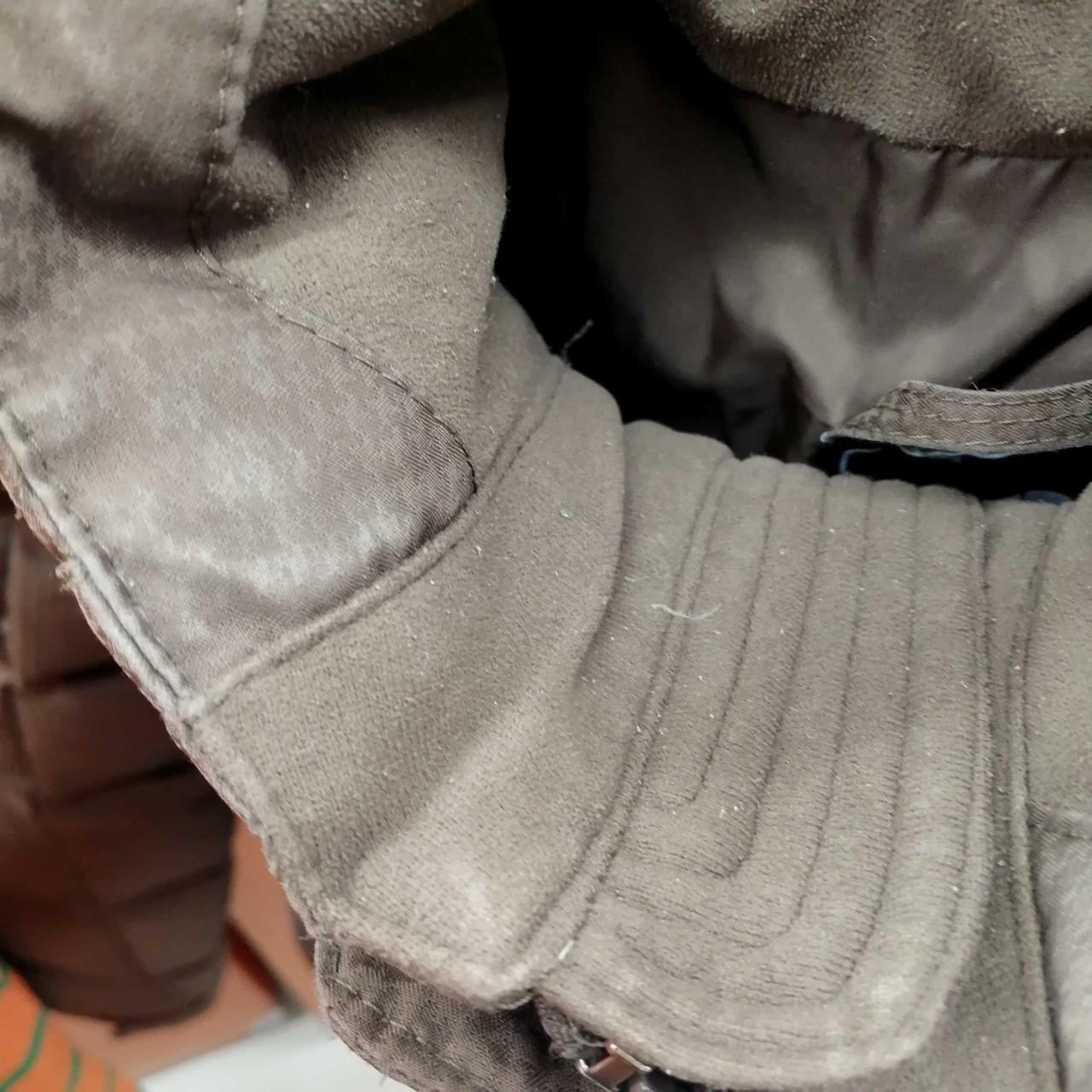 シミ汚れがあります。