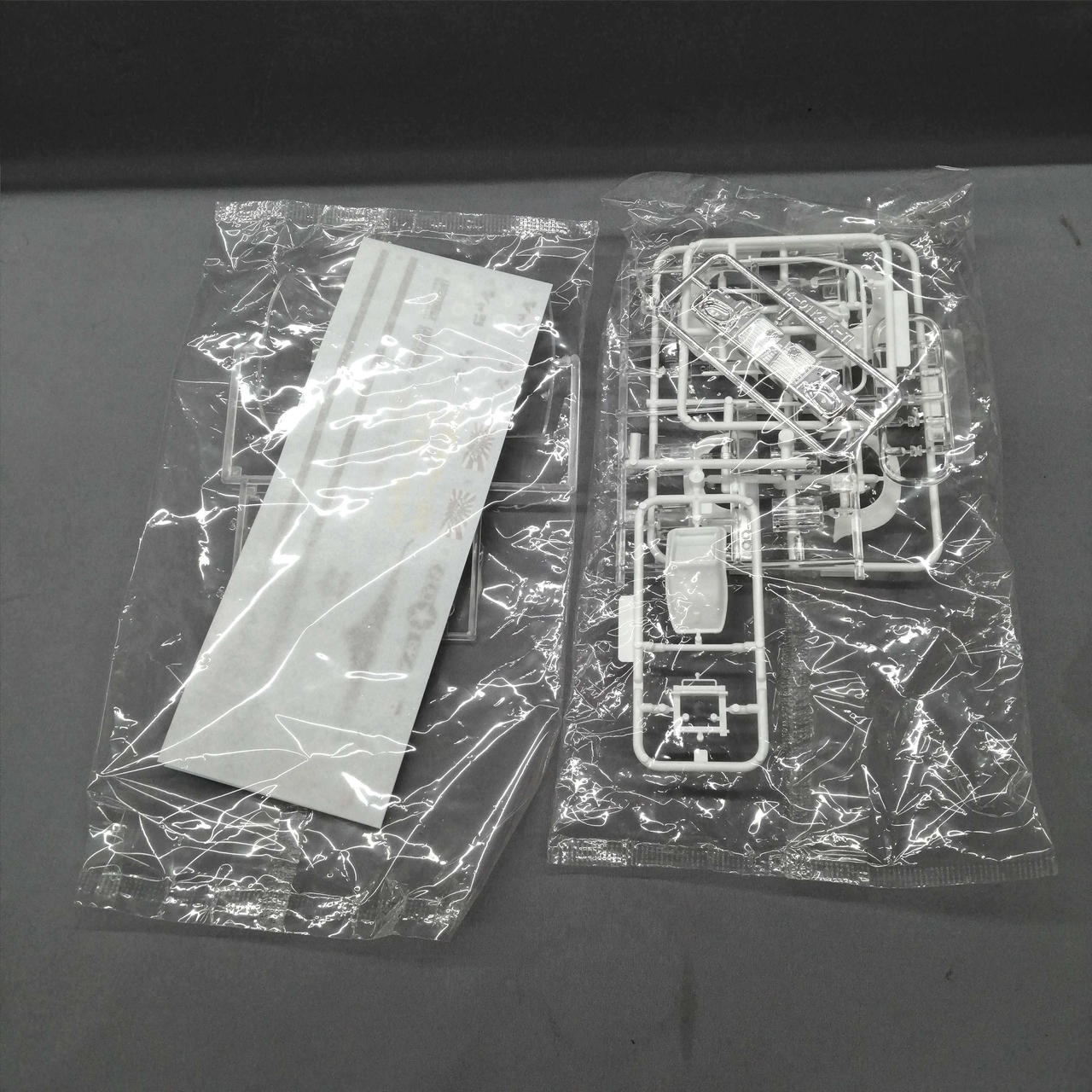 デカールは水転写式です。