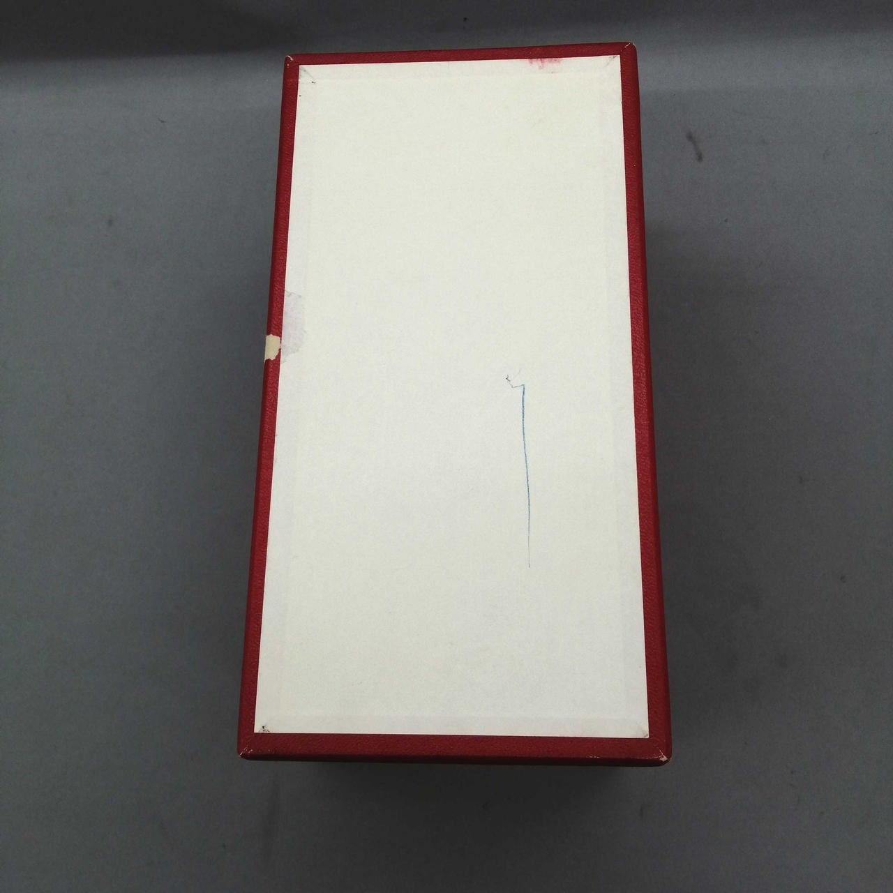 箱にダメージがあります。