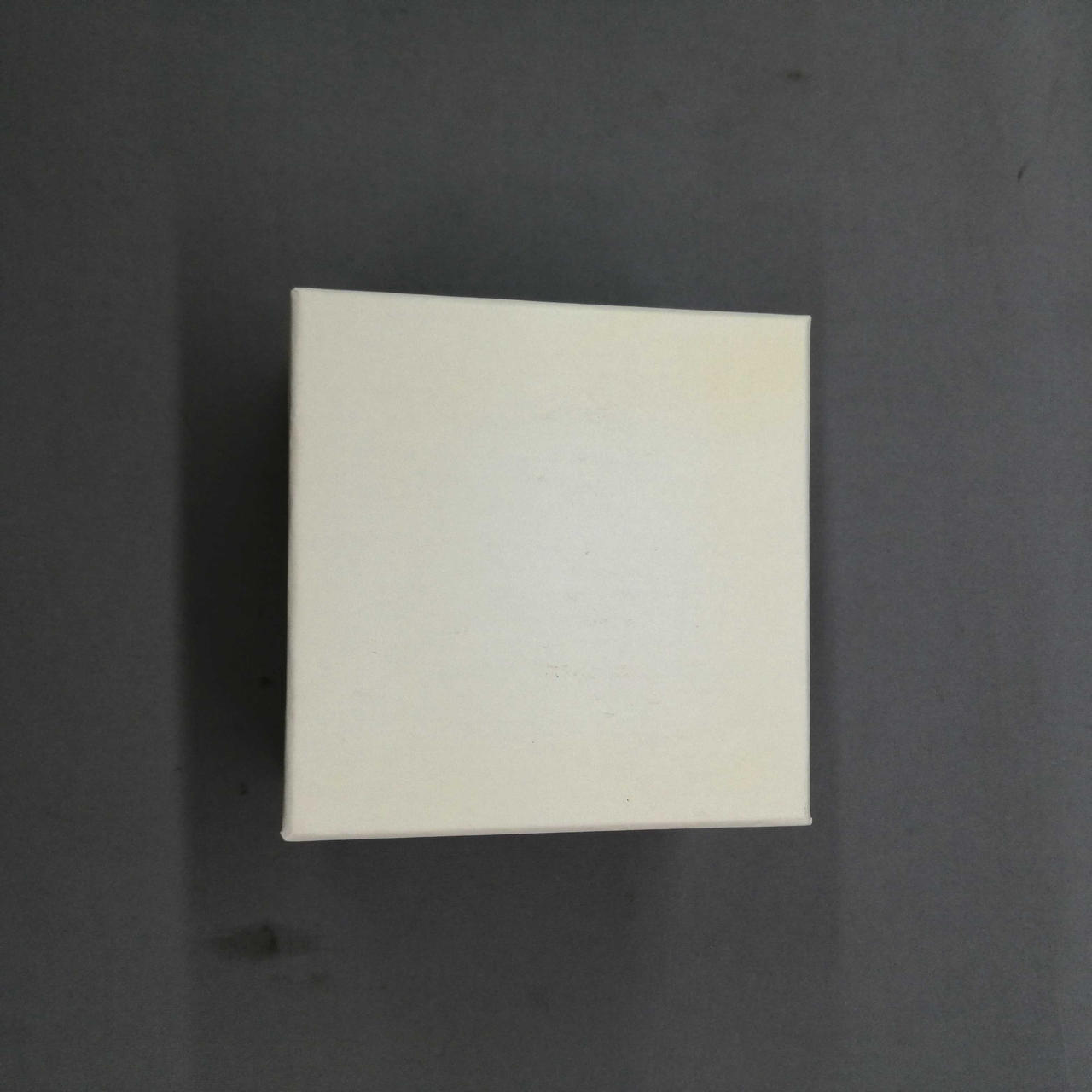 箱に汚れがあります。