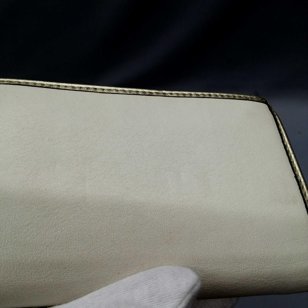 汚れ、擦れがあります