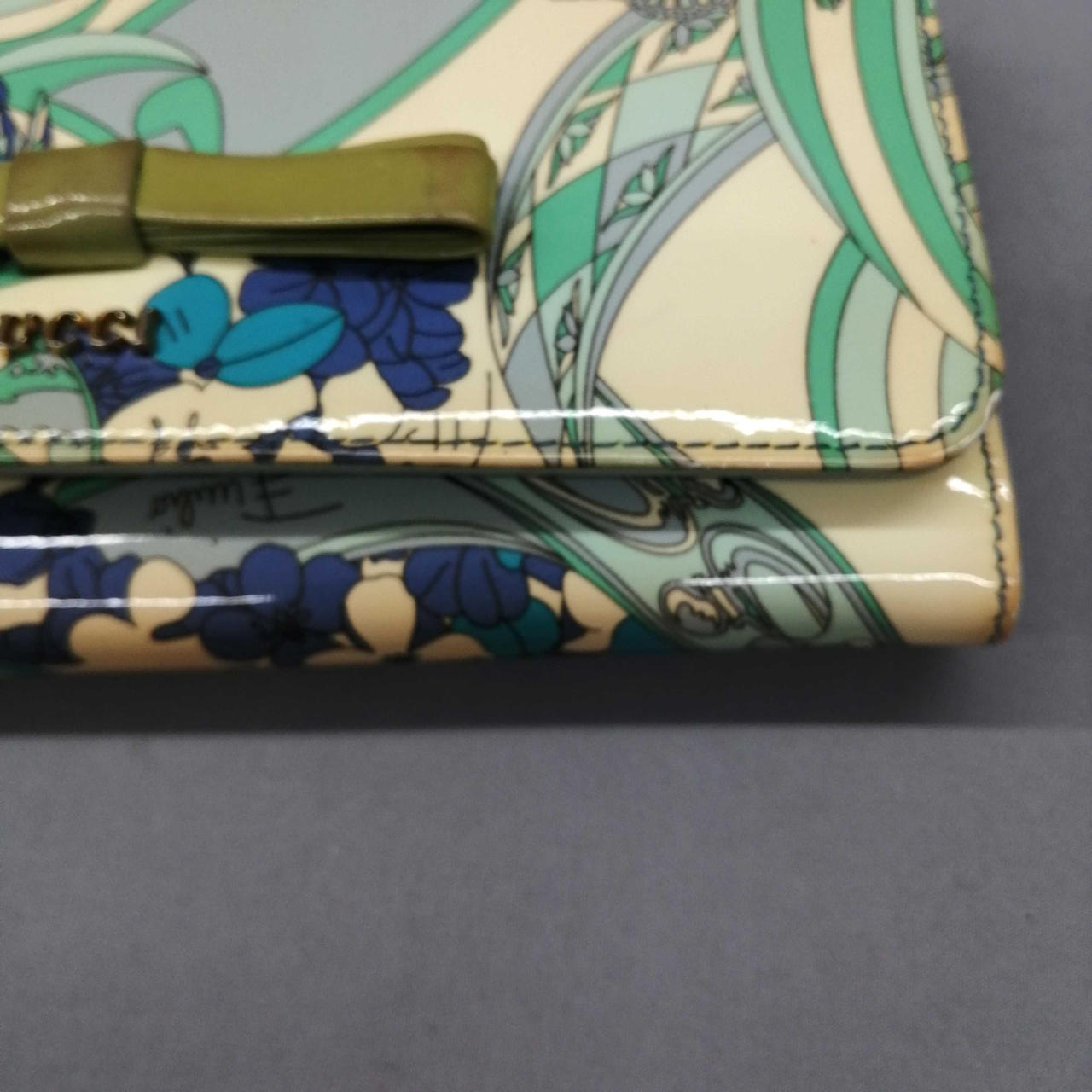 色焼けしています。