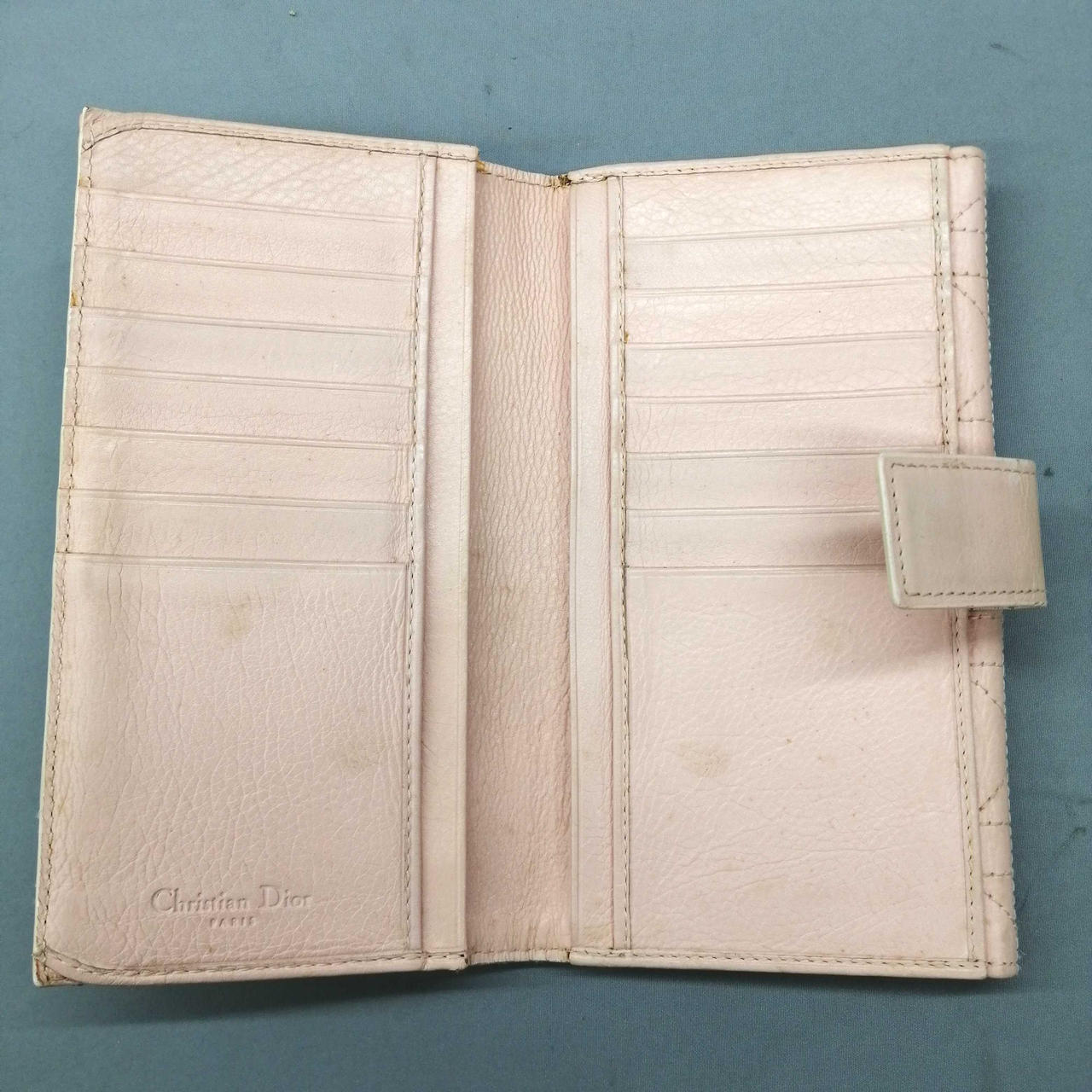 全体的に汚れがあります。