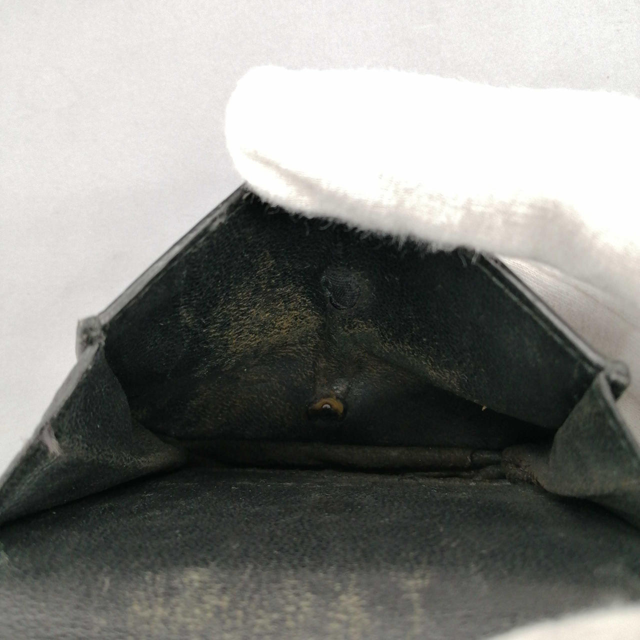 小銭入れのボタン部裏側に穴が空いています