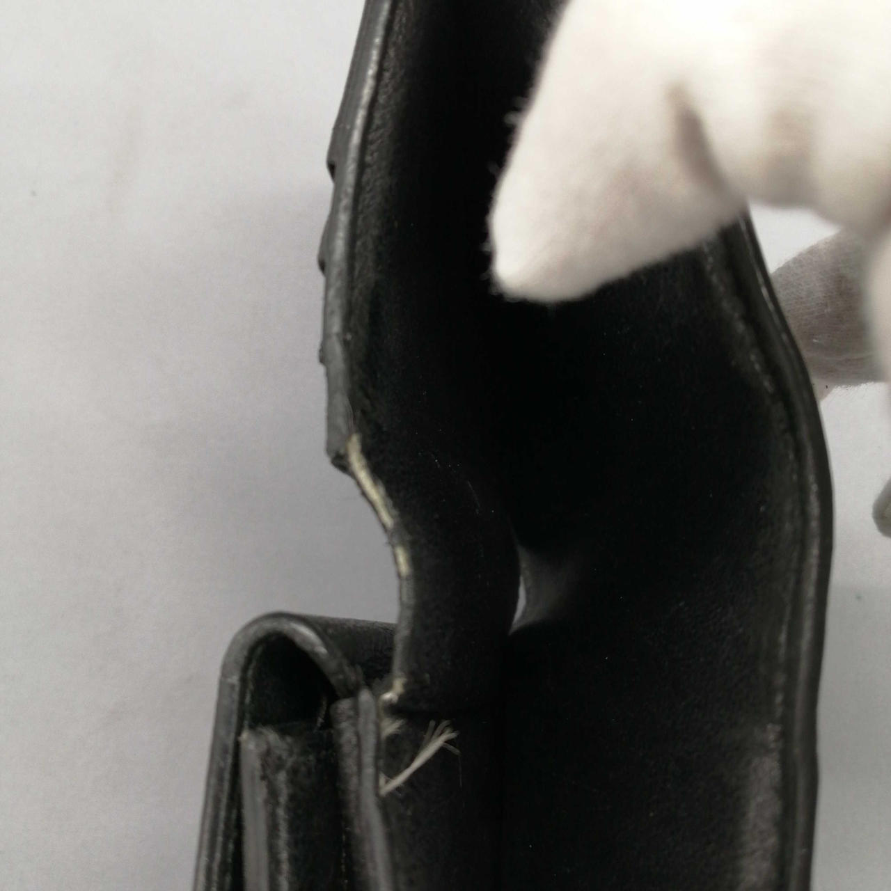 お財布入れの部分にほつれがあります