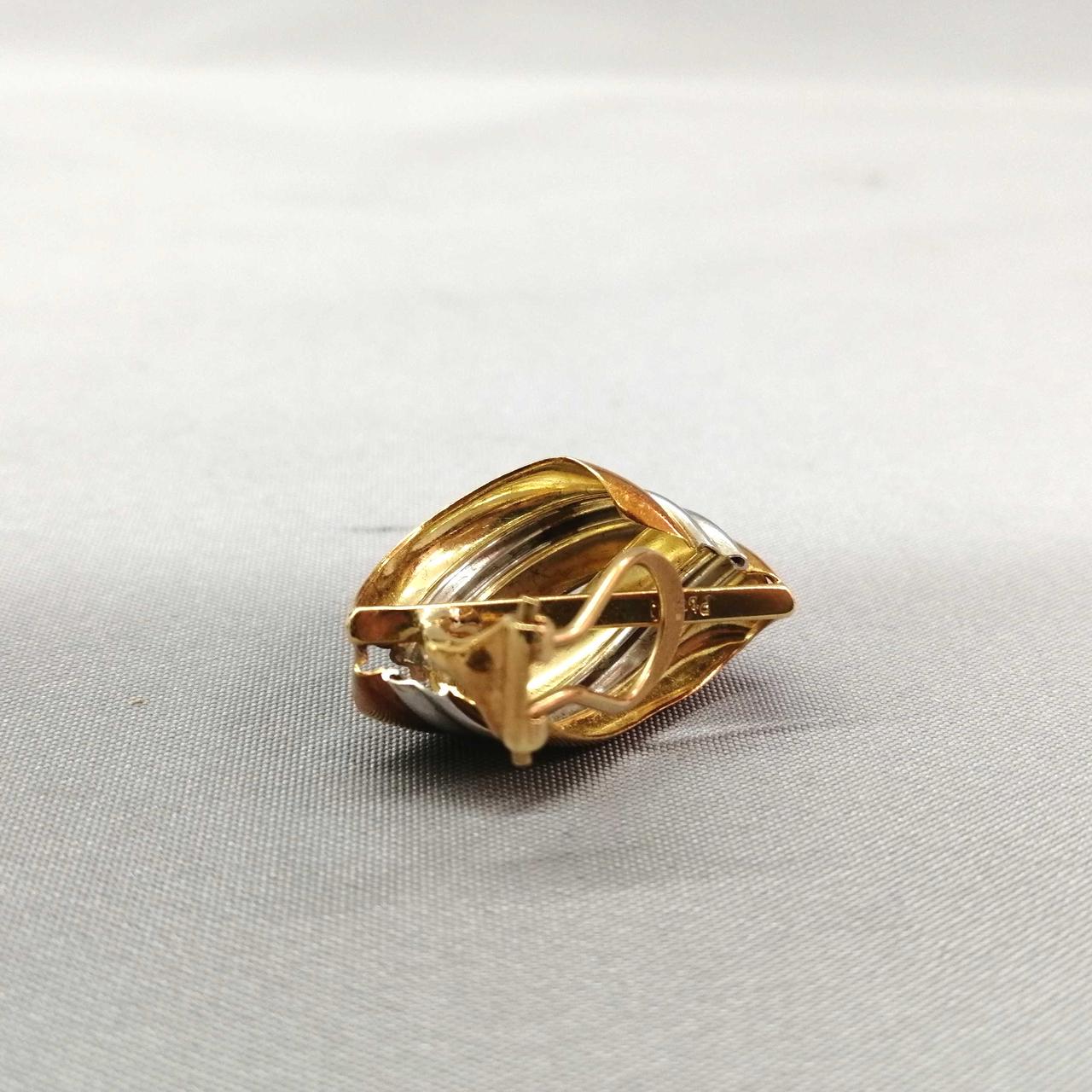 裏面一部に変色があります。