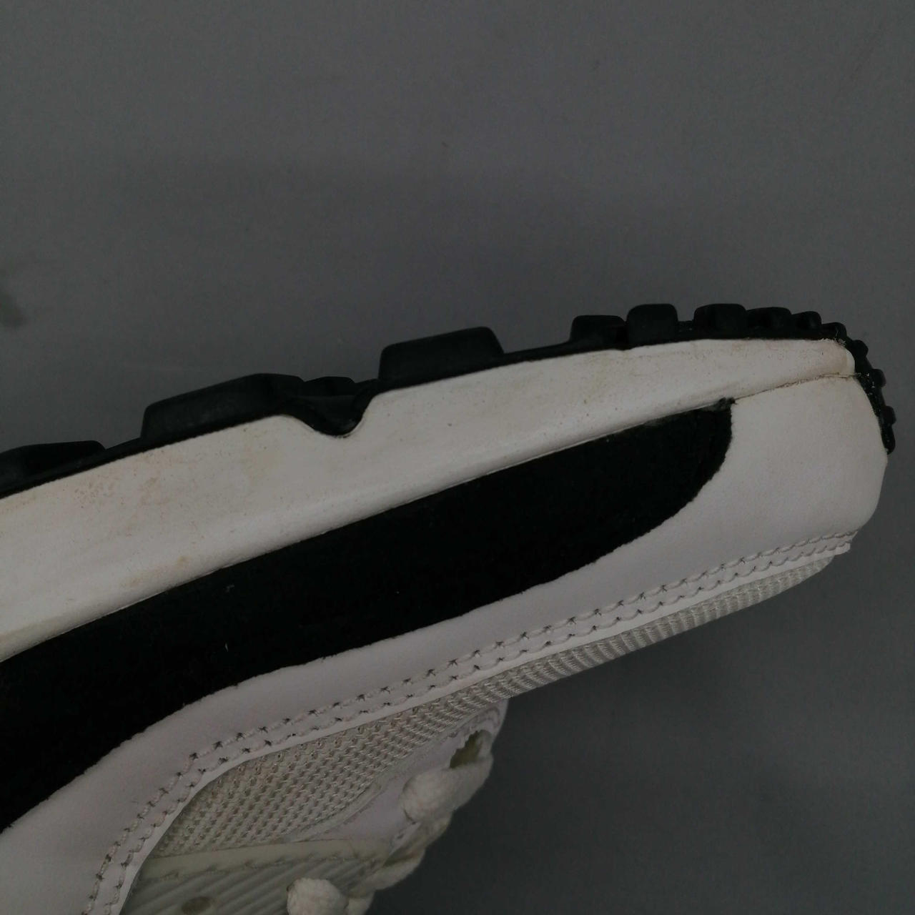 左足外側に汚れがあります。