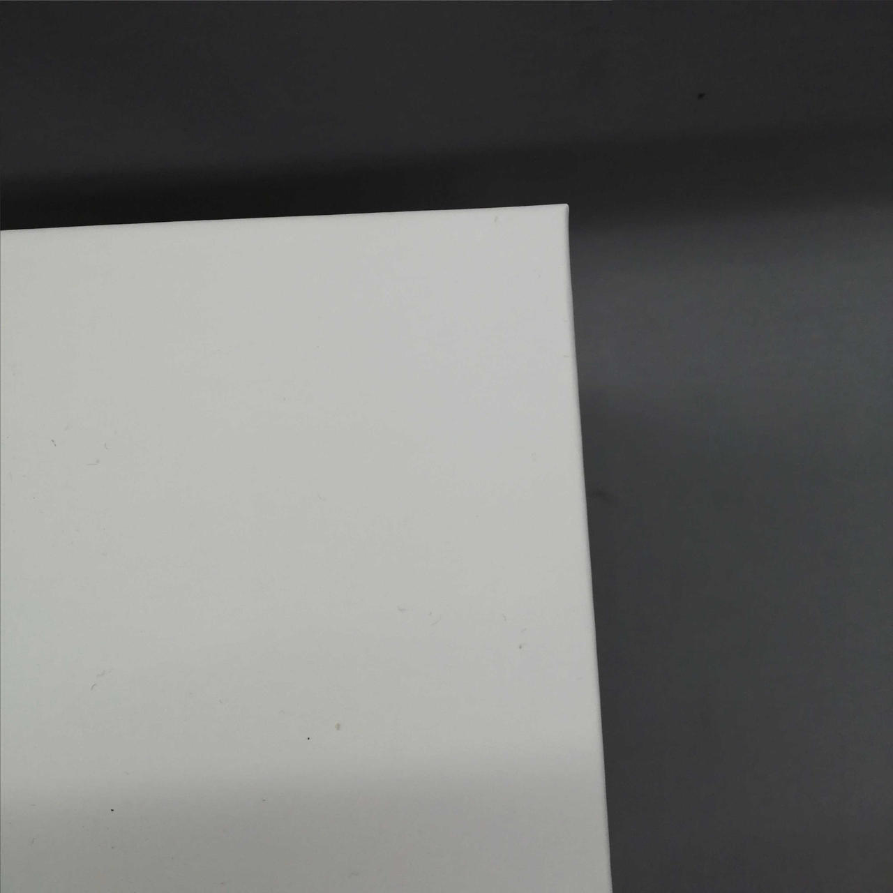 箱に汚れやキズがあります。