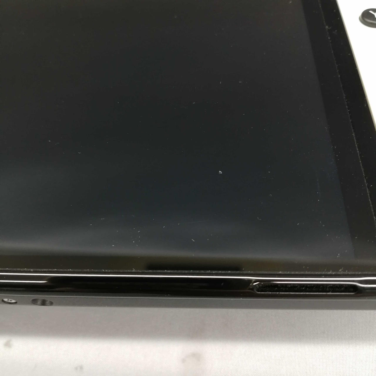 液晶表面に小さなキズがあります。