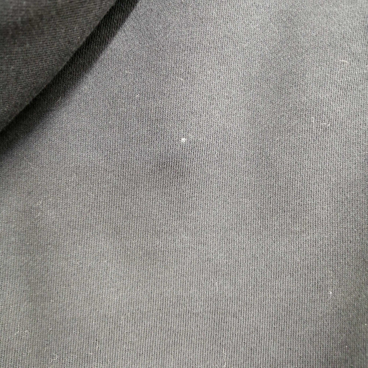 背中に小さな汚れがあります。