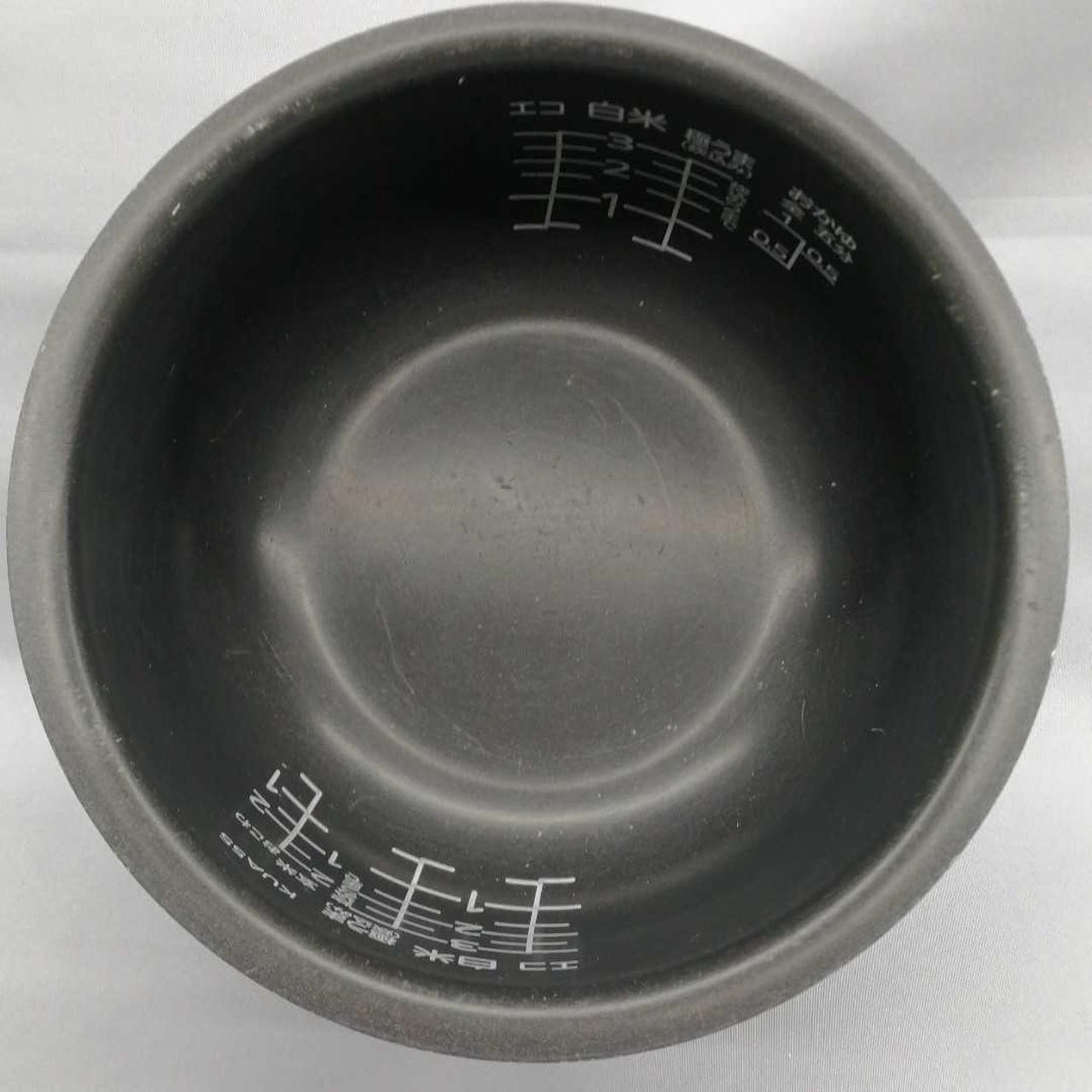内釜に使用感のある細かい傷があります。